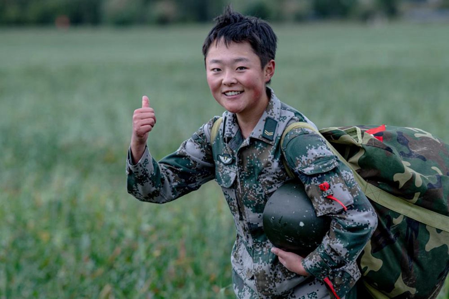 La foto muestra a una paracaidista después de completar con éxito su primer ejercicio de entrenamiento con paracaídas. (Foto / Wang Shudong)