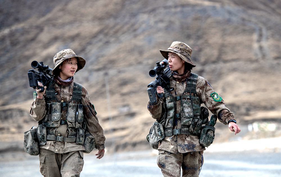 La foto muestra a mujeres soldados de una brigada bajo el mando militar del Tíbet del Ejército Popular de Liberación de China con base en la región autónoma del Tíbet, suroeste de China. (Foto / Wang Shudong)