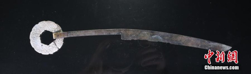 Foto sin fecha que muestra un cuchillo largo hallado en la tumba de Guozishan, provincia de Jiangxi. (Foto: proporcionada por el Instituto Provincial de Reliquias Culturales y Arqueología de Jiangxi)