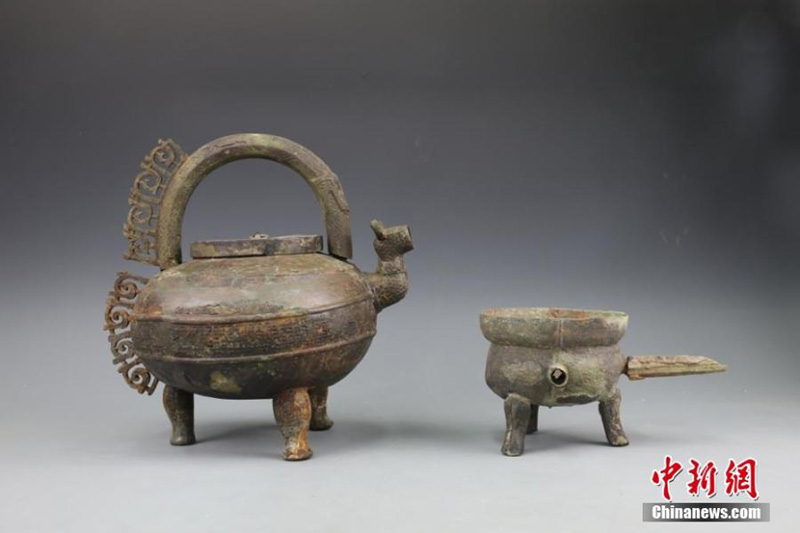 Foto sin fecha que muestra dos vasijas de bronce halladas en la tumba de Guozishan, provincia de Jiangxi. (Foto: proporcionada por el Instituto Provincial de Reliquias Culturales y Arqueología de Jiangxi)