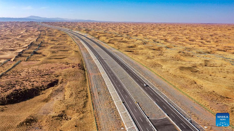 Abre al tráfico la primera autopista en el desierto en Ningxia 