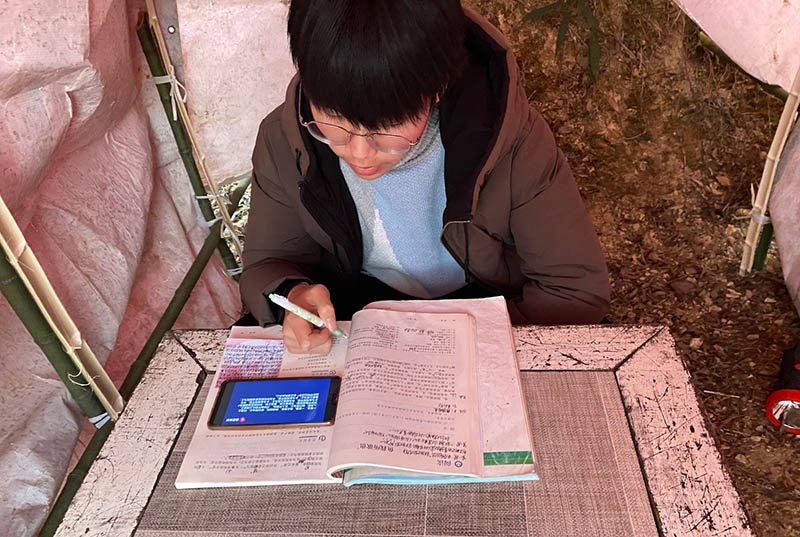Liu Hongrui estudiando en la choza. (Foto: Pueblo en Línea/Xu Mingyue)