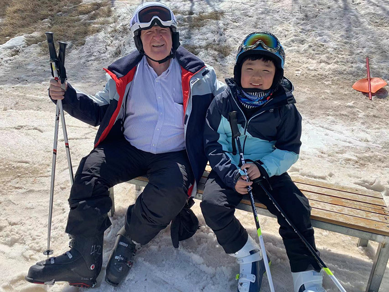 Luis Schmidt con un esquiador chino. (Foto: proporcionada por la embajada de Chile en China)