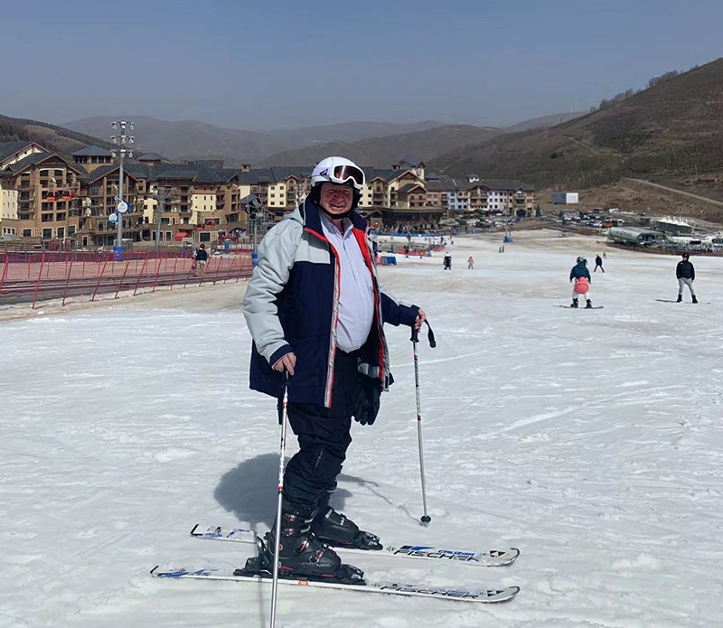 Luis Schmidt está esquiando en Zhangjiakou. (Foto: proporcionada por la embajada de Chile en China)