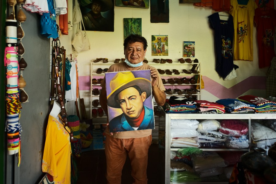 Un vendedor muestra una pintura del héroe nacional de Nicaragua, Augusto C. Sandino, en el departamento de Masaya, Nicaragua, el 12 de diciembre de 2021. (Xinhua/Xin Yuewei)