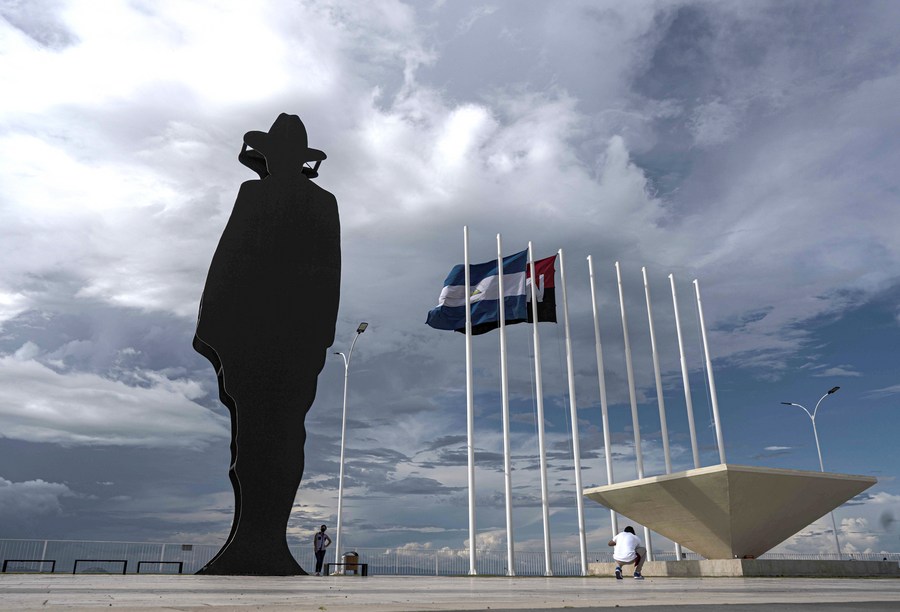 Imagen del 20 de septiembre de 2021 de la estatua del héroe nacional Augusto C. Sandino en el parque Lomas de Tiscapa en Managua, capital de Nicaragua. (Xinhua/David de la Paz)