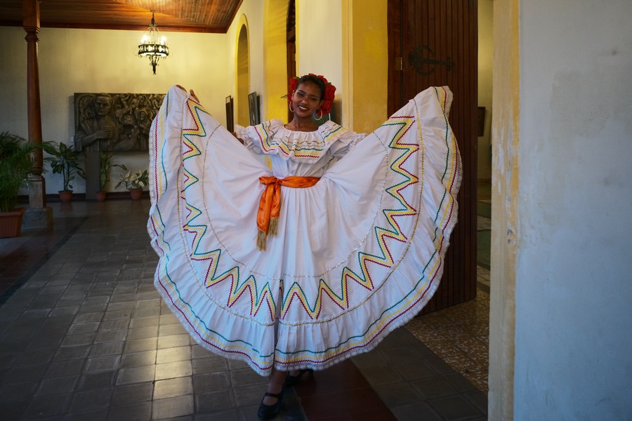 Una bailarina porta un atuendo tradicional de Nicaragua, en el departamento de Granada, Nicaragua, el 12 de diciembre de 2021. (Xinhua/Xin Yuewei)