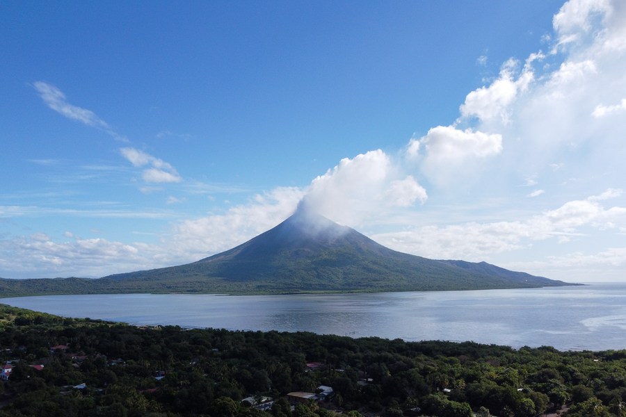 Imagen del 15 de diciembre de 2021 del Volcán Momotombo, en León, Nicaragua. (Xinhua/Xin Yuewei)