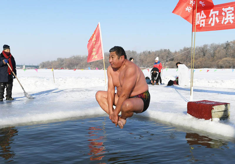 Un entusiasta de la natación de invierno salta en el río Songhua de Harbin, provincia de Heilongjiang. [Foto: Liu Yang / China Daily]
