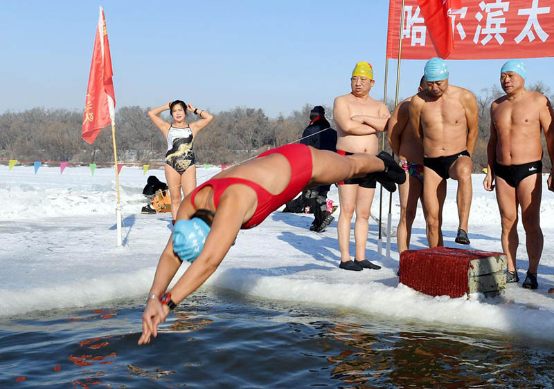 Una entusiasta de la natación de invierno salta en el río Songhua de Harbin, provincia de Heilongjiang. [Foto: Liu Yang / China Daily]