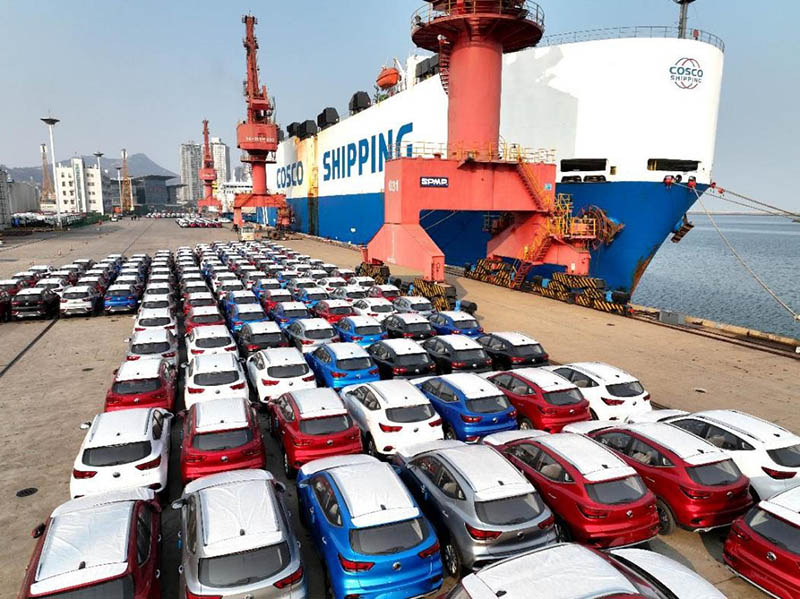 Un barco que transporta automóviles de exportación está atracado en el puerto de Lianyungang, provincia de Jiangsu. (Foto: Wang Chun/ Pueblo en Línea)