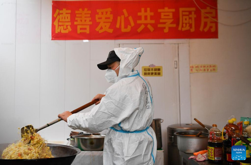 Voluntarios ayudan en la “cocina de lucha contra la epidemia" en Deshan, Xi'an