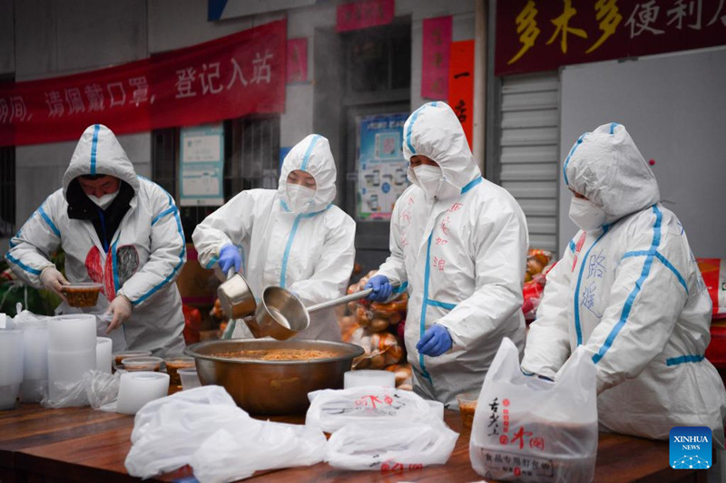 Voluntarios ayudan en la “cocina de lucha contra la epidemia" en Deshan, Xi'an