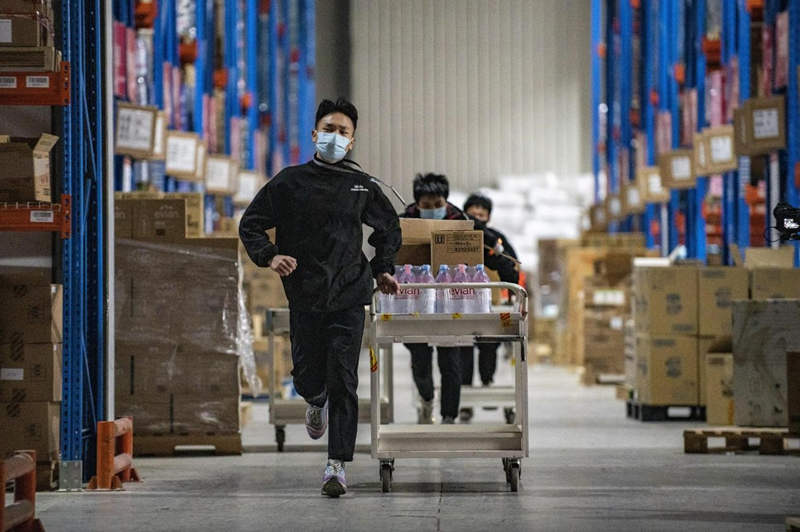 El 12 de diciembre de 2021, en el almacén "Daita" de Jingdong en la Zona de Libre Comercio de Jinyi, ciudad de Jinhua, provincia de Zhejiang, el personal corría a recoger mercancías. Hu Xiaofei / Pueblo en Línea