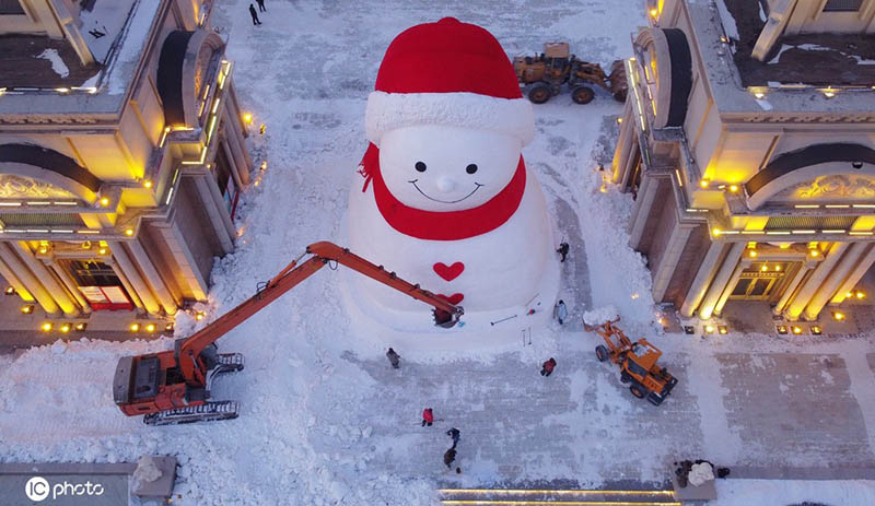 Gran muñeco de nieve saluda en Harbin