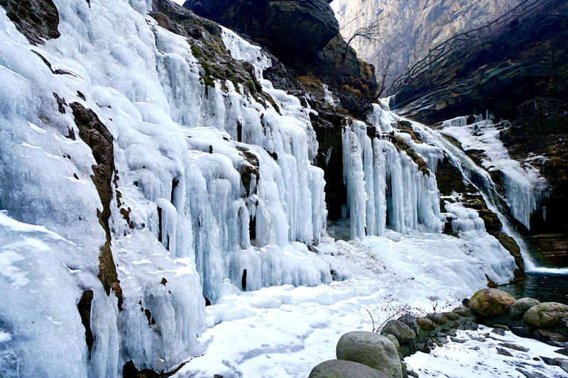 Un paisaje helado de cuento de hadas atrae a los turistas al Cañón Tongtianxia