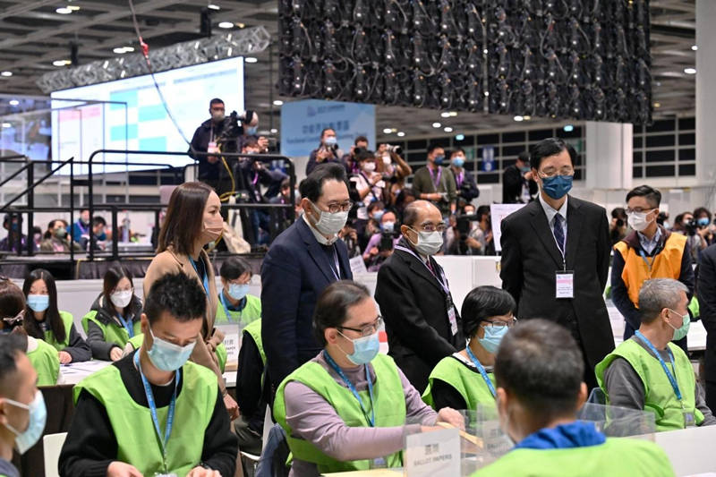 Los trabajadores cuentan los votos para las elecciones del Consejo Legislativo de Hong Kong de 2021 en la estación central de conteo establecida en el Centro de Convenciones y Exposiciones de Hong Kong, el 19 de diciembre de 2021. (Foto del sitio web oficial de la RAEHK)