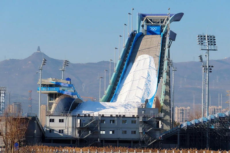 La foto tomada el 3 de enero del 2022 muestra el sitio de trabajo de fabricación de nieve y conformación de pistas en el Big Air Shougang, la gran plataforma de salto de esquí construida en el distrito de Shijingshan, Beijing, para los Juegos Olímpicos de Invierno Beijing 2022. (Foto: Pueblo en Línea/ He Luqi)