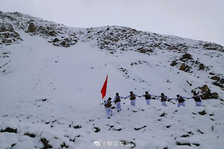 Los soldados luchan contra el viento y la nieve durante las patrullas fronterizas a 3.500 metros sobre el nivel del mar