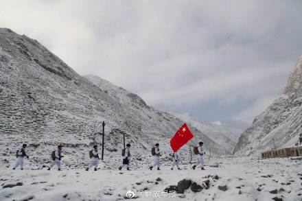 Los soldados luchan contra el viento y la nieve durante las patrullas fronterizas a 3.500 metros sobre el nivel del mar