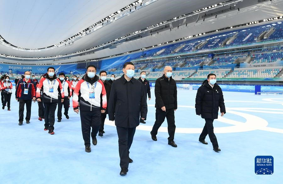 La foto tomada en la mañana del 4 de enero de 2022 muestra al presidente chino, Xi Jinping, visitando el Óvalo Nacional de Patinaje de Velocidad en Beijing en una gira de inspección sobre el trabajo preparatorio para los Juegos Olímpicos y Paralímpicos de Invierno de Beijing 2022. (Foto por Xie Huanchi/Xinhua)