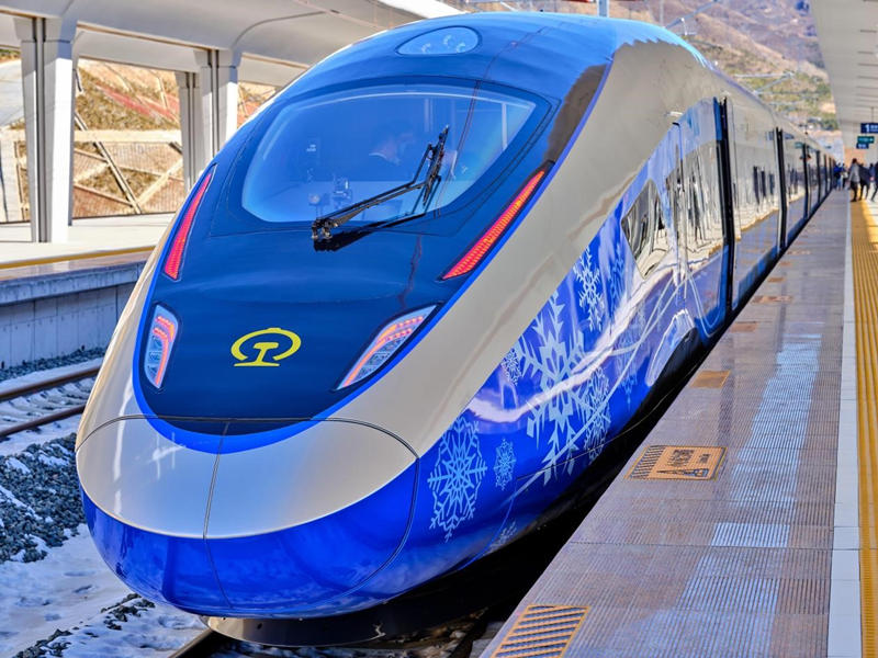 El primer tren hecho a medida para los Juegos Olímpicos de Invierno de Beijing parte de la estación de tren de Qinghe en Beijing, en la línea de ferrocarril de alta velocidad que une Beijing y Zhangjiakou, las ciudades coanfitrionas de los Juegos Olímpicos de Invierno de 2022, el 6 de enero de 2022. (Foto de Shi Wenzhe/ Pueblo en Línea)