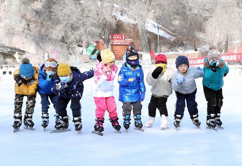 Los niños practican patinaje bajo la instrucción de un entrenador en un parque en Urumqi, en la región autónoma Uygur de Xinjiang, en el noroeste de China, el 9 de enero de 2022. (Foto de Zhang Xiuke/Pueblo en Línea)