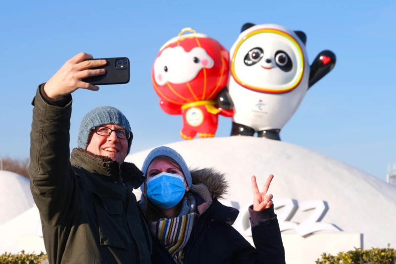 Los extranjeros se hacen fotos con las mascotas oficiales de los Juegos Olímpicos y Paralímpicos de Invierno de Beijing 2022: Bing Dwen Dwen y Shuey Rhon Rhon en Beijing, el 12 de enero de 2022. (Foto de Guo Junfeng/Pueblo en Línea)
