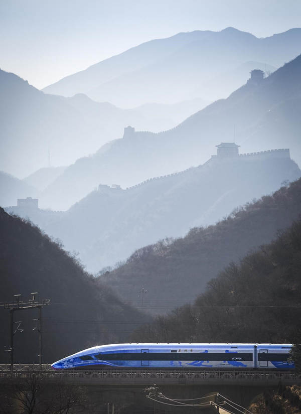 Un tren de alta velocidad hecho a medida para los Juegos Olímpicos de Invierno de Beijing con un estudio de transmisión en vivo 5G a bordo recorre el ferrocarril de alta velocidad Beijing-Zhangjiakou, el 6 de enero de 2022. (Foto de Xing Ziming/Pueblo en Línea)