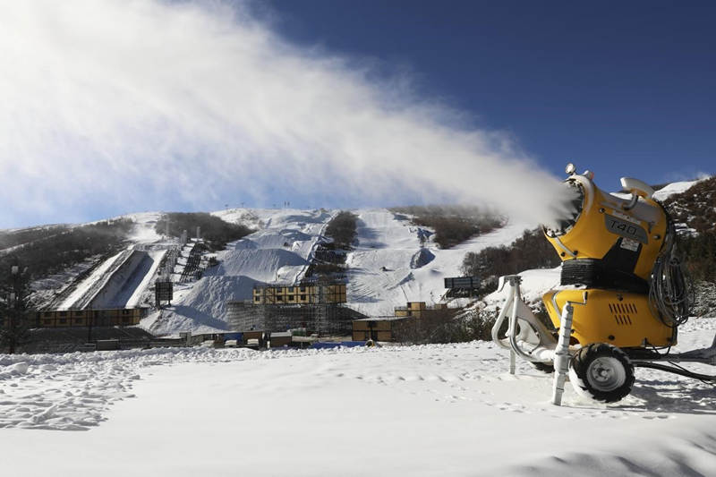 Una máquina fabrica nieve en el parque de nieve Genting en la zona de competiciones de Zhangjiakou de los Juegos Olímpicos y Paralímpicos de Invierno de Beijing 2022, en Zhangjiakou, provincia de Hebei, en el norte de China, el 6 de diciembre de 2021. (Foto de Wu Diansen/Pueblo en Línea)