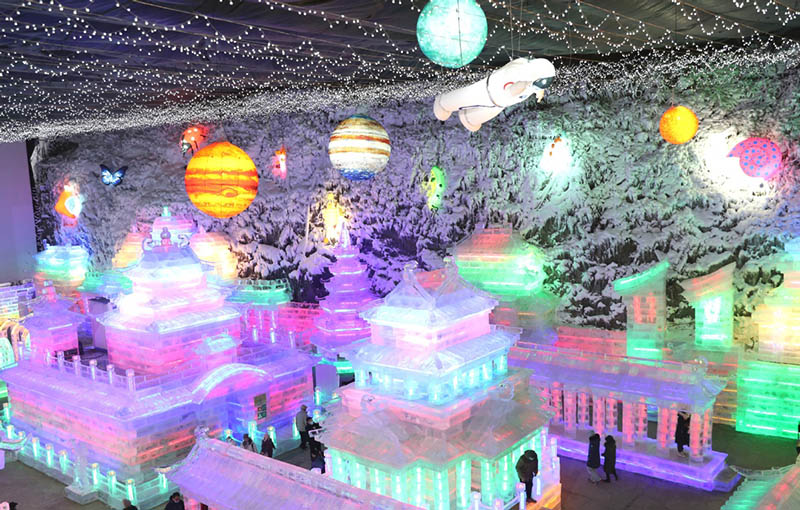 Los visitantes admiran esculturas y faroles de hielo en la Garganta Longqing, 15 de enero del 2022. [Foto: Zou Hong/China Daily]