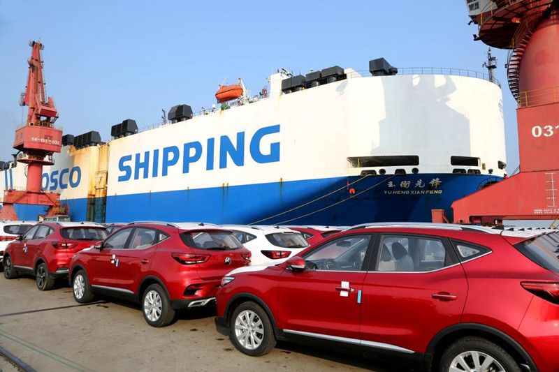 El 3 de enero de 2022, un barco transoceánico cargó automóviles para exportarlos al extranjero en el muelle de la empresa Dongfang en el puerto de Lianyungang. Wang Chun/Pueblo en Línea