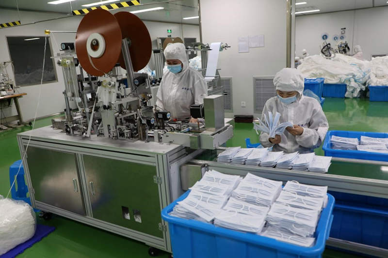 El 15 de enero de 2022, en el taller de un fabricante de consumibles y dispositivos médicos en Binzhou, provincia de Shandong, los trabajadores intensificaron la producción de mascarillas médicas quirúrgicas para exportar al extranjero. Por Chen Bin / Pueblo en Línea