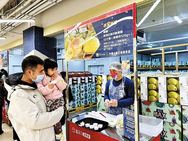 Los consumidores echan un vistazo a las peras en la tienda mayorista Freshippo Business Group-X en Suzhou, provincia de Jiangsu. [Foto: China Daily]