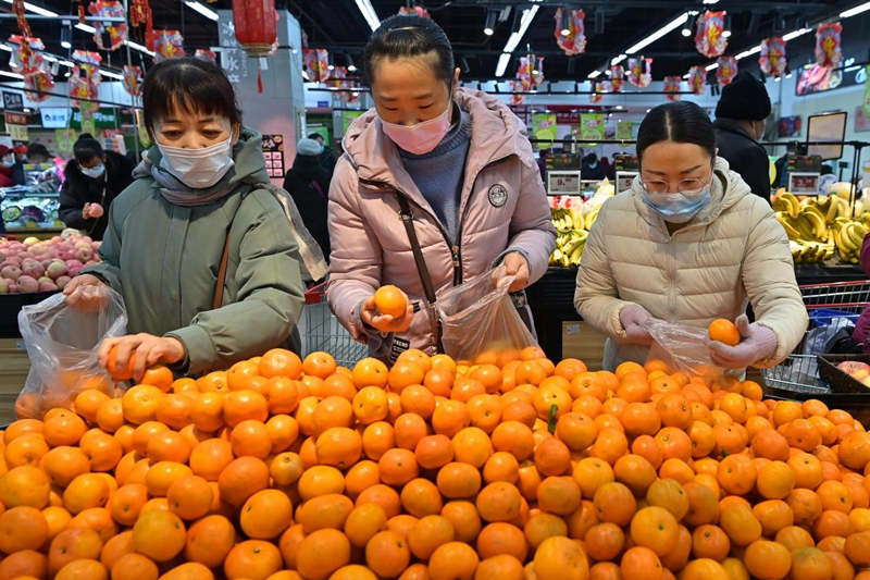 Los consumidores compran frutas en un supermercado en la ciudad de Qingzhou, provincia de Shandong, el 12 de enero de 2022. Wang Jilin/Pueblo en Línea
