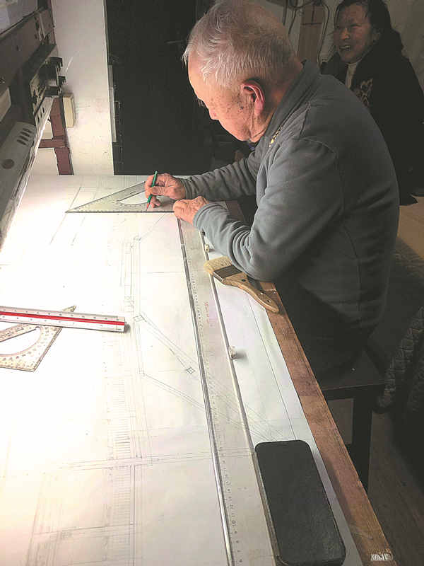 Huang Chuncai dibuja el plano de un puente de arco en su taller en Ningde. [Foto proporcionada a China Daily]
