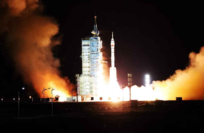 El 16 de octubre de 2021, el cohete portador Long March 2F Yao 13 que transportaba la nave espacial tripulada Shenzhou 13 se encendió y despegó en el Centro de Lanzamiento de Satélites de Jiuquan. Foto de Chenglin / Pueblo en Línea