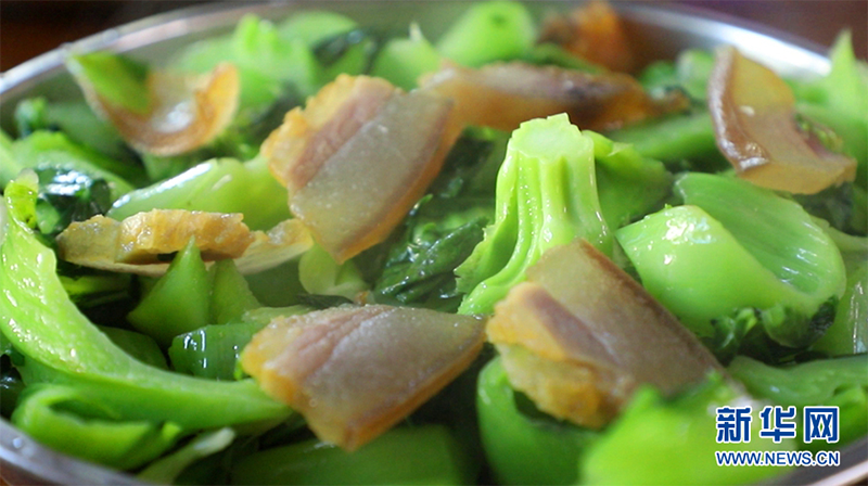 La carne curada salteada con mostaza es uno de los platos más populares para ofrecer durante el Festival de la Primavera. (Foto: Luo Suling)