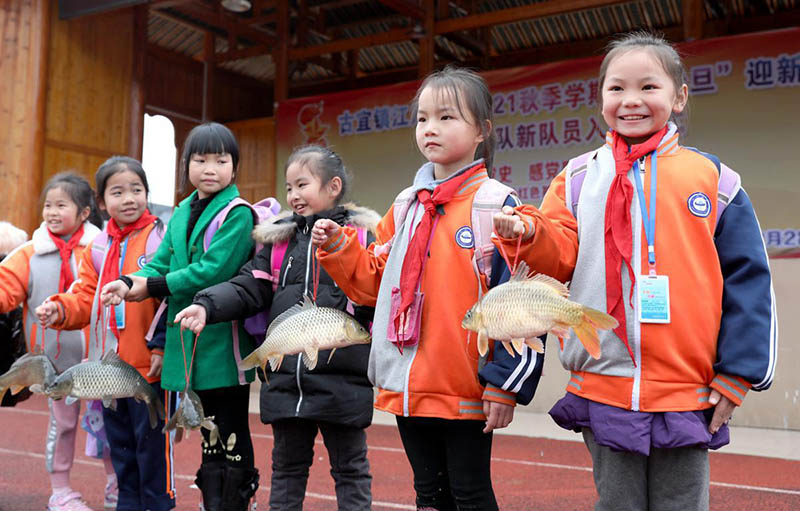 Escuela primaria de Guangxi premia los buenos resultados con carpas vivas