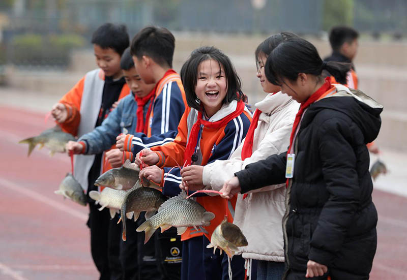 Escuela primaria de Guangxi premia los buenos resultados con carpas vivas