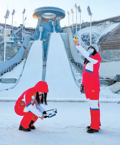El personal del servicio meteorológico en la zona de competiciones de Zhangjiakou de los Juegos Olímpicos de Invierno de Beijing monitorea los elementos meteorológicos y recopila datos. Foto cortesía de la Oficina Meteorológica de Hebei