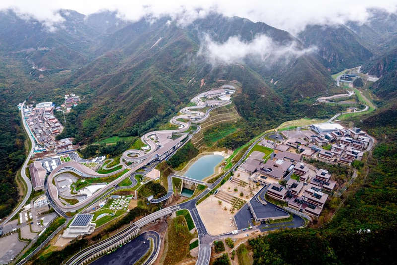 La Villa Olímpica de Invierno de Yanqing está ubicada al pie de la montaña Xiaohaituo en el condado de Zhangshanying, distrito de Yanqing, Beijing, junto al Centro Nacional de Bobsleigh y Luge y el Centro de Noticias de la Montaña. Wang Zirui/Pueblo en Línea