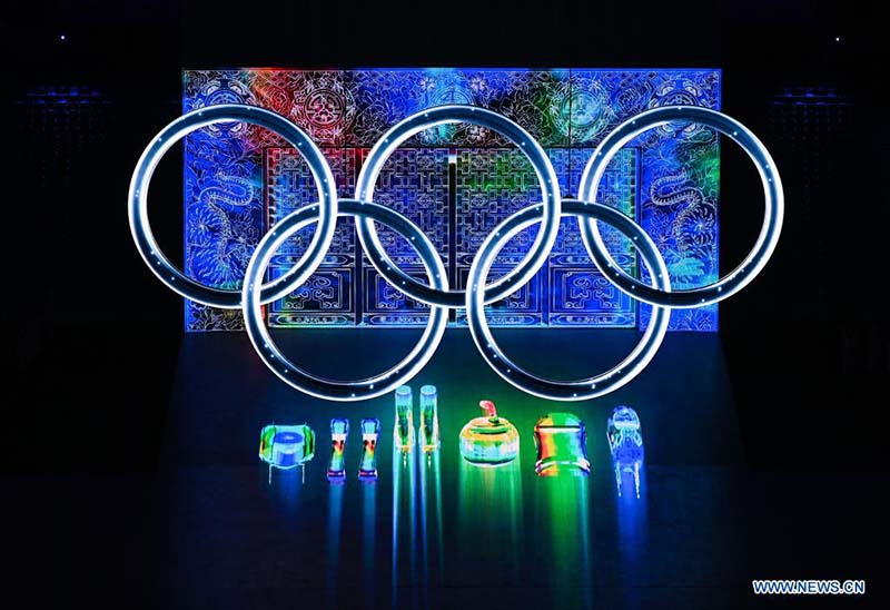 Los Cinco Anillos de Hielo y Nieve en la Ceremonia de Apertura de los Juegos Olímpicos de Invierno: no son de hielo sino están compuestas por pantallas LED de formas especiales