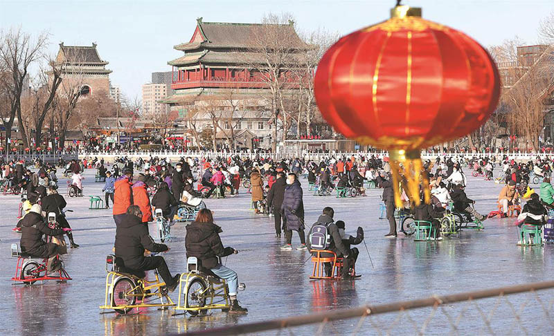 Los residentes capitalinos disfrutan del patinaje y trineo en el hielo en el lago Shichahai del centro de Beijing, 1º de febrero del 2022. (Foto: Chen Xiaogen/ China Daily)