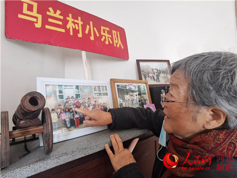 Deng Xiaolan presenta a los miembros del coro infantil. (Foto: Pueblo en Línea/ Zhang Jihang)