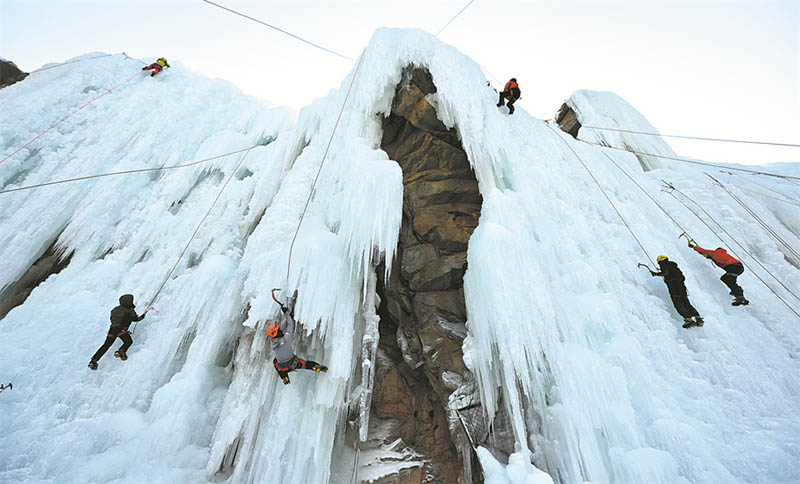 Entusiastas escalan una formación de hielo en el área escénica de la Garganta Yunmeng en Miyun, Beijing, 15 de enero del 2022. (Foto: Wei Xiaohao/ China Daily)