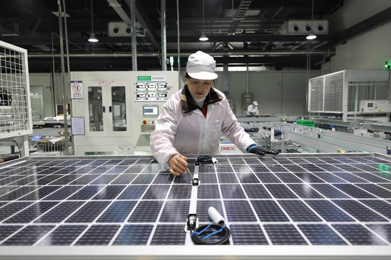 Un trabajador fabrica paneles solares de nuevo tipo en una planta de una nueva empresa de tecnología energética en el condado Sihong, provincia de Jiangsu, en el este de China, el 28 de diciembre de 2021. (Foto de Geng Huaijun/Pueblo en Línea)