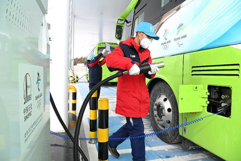 Un empleado de una estación de servicio de hidrógeno reabastece un vehículo para los Juegos Olímpicos de Invierno de Beijing 2022 en el distrito Yanqing de Beijing, el 31 de enero de 2022. (Foto de Hu Qingming/Pueblo en Línea)