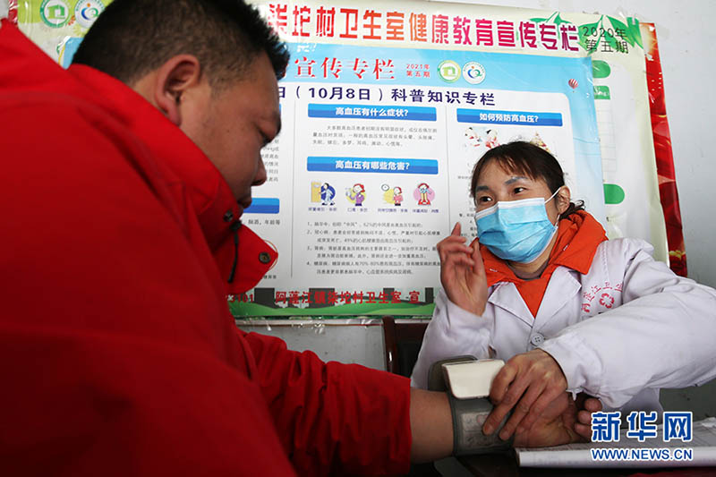 Shuai Xiaoyun toma la presión arterial de un aldeano, 10 de febrero del 2022. [Foto: Xinhua]