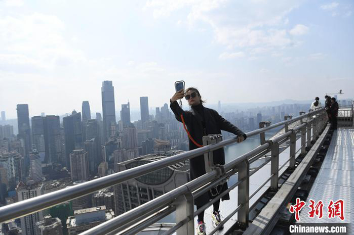 Visitantes disfrutan de la vista desde un gran rascacielos en Chongqing, 23 de febrero del 2022. (Foto: Servicios de Noticias de China/ Zhang Chao)